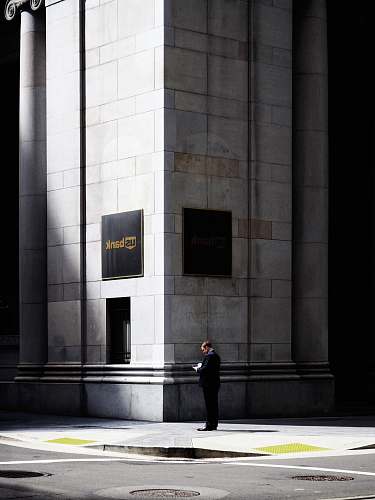 kalifornien man standing near road beside building during daytime usa